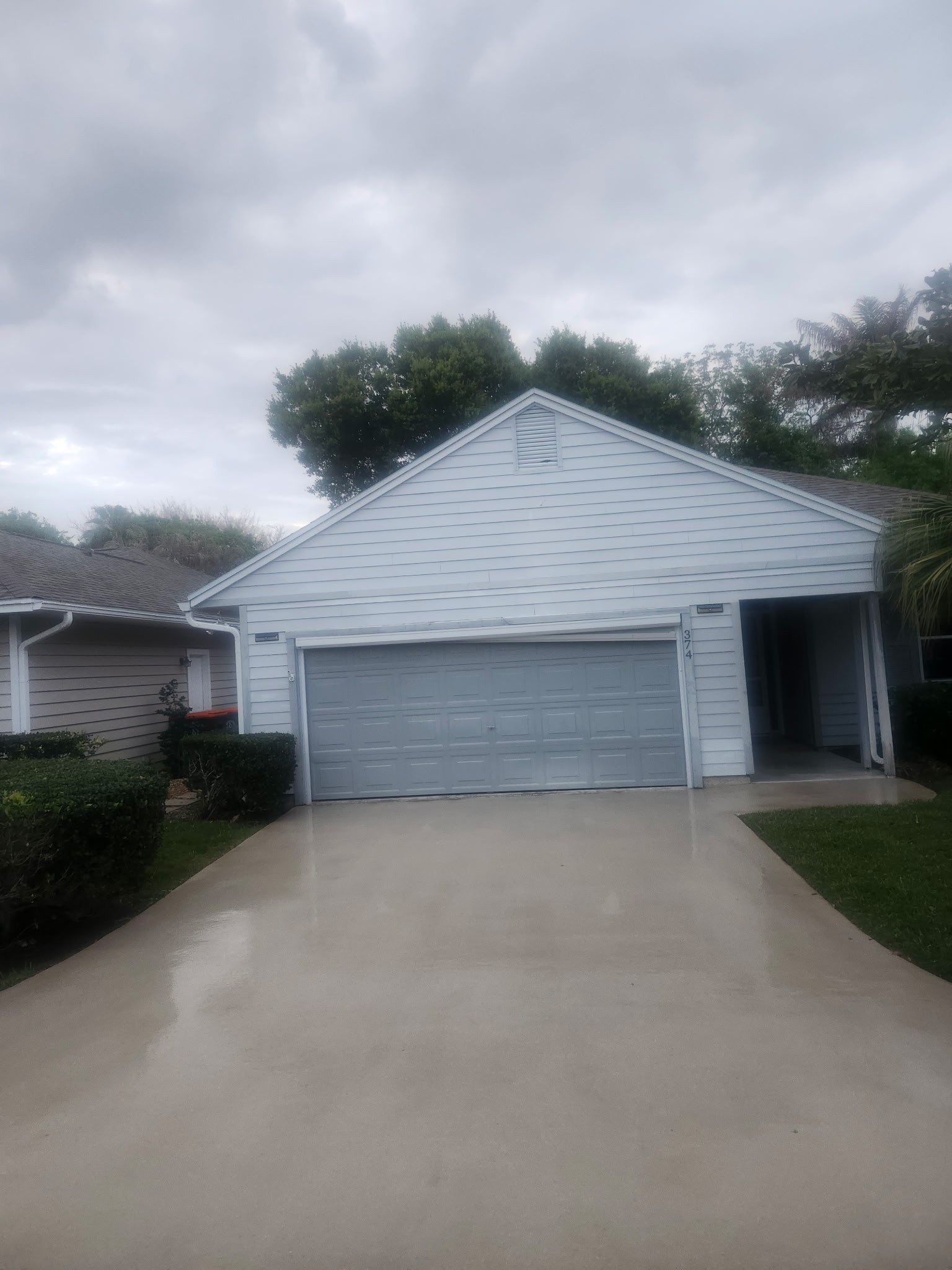 Concrete driveway pressure washing in Port St. Lucie, FL