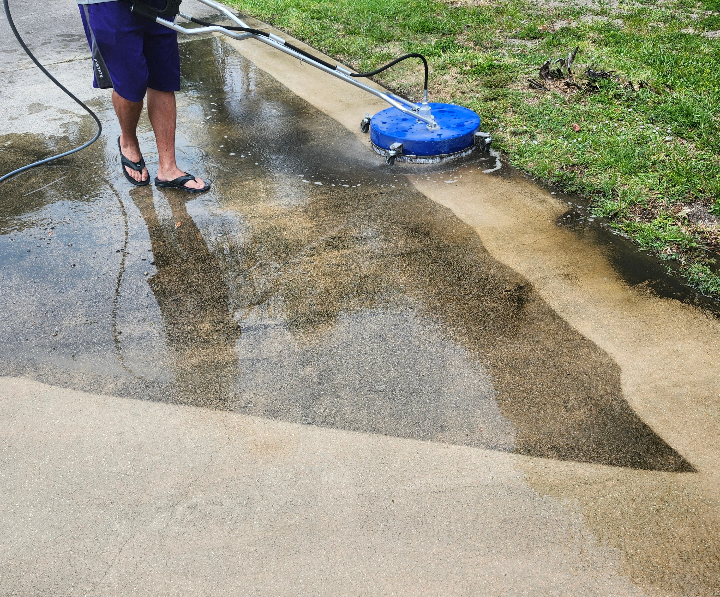 Concrete driveway pressure washing in Vero Beach, FL